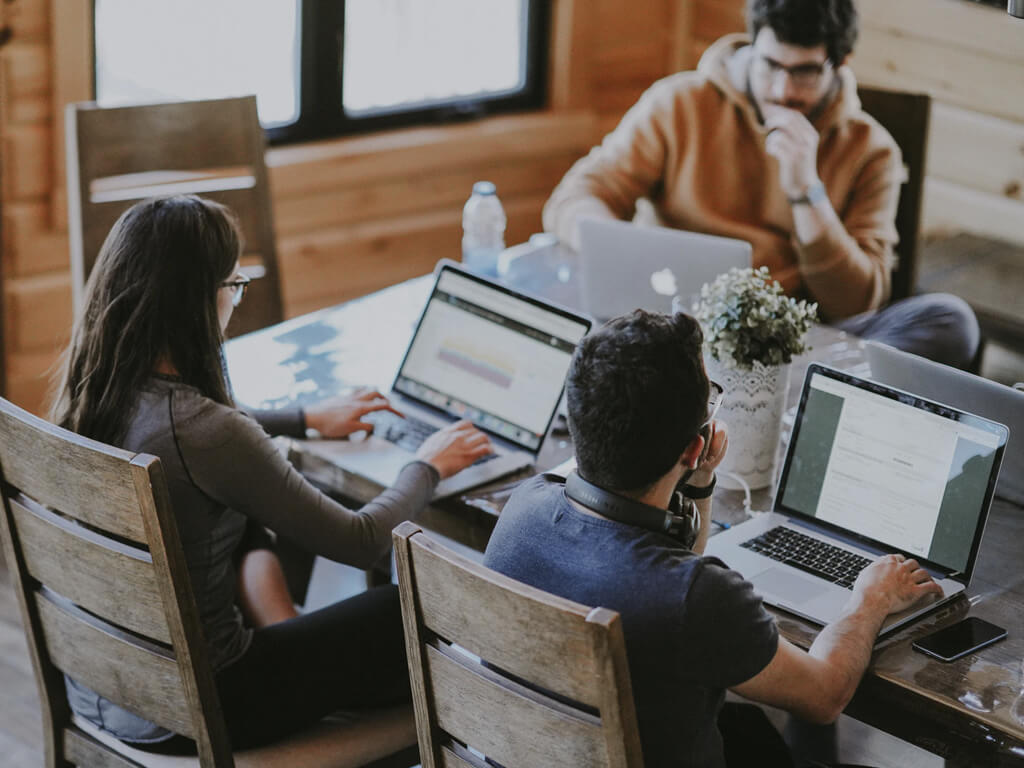 Tim GebrakUMKM sedang melakukan strategi digital marketing dan pembuatan website